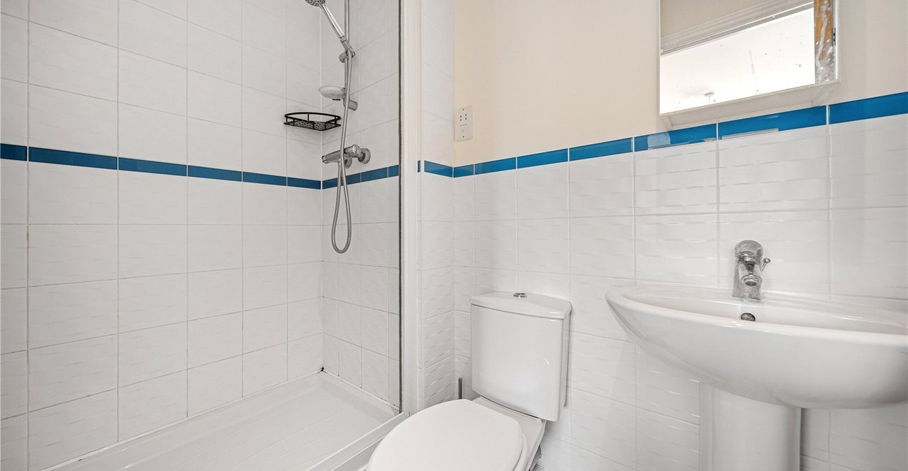 2 bedroom property for sale in Greenhithe | Robinson Jackson