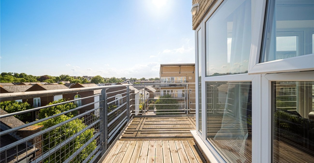2 bedroom property for sale in Greenhithe | Robinson Jackson