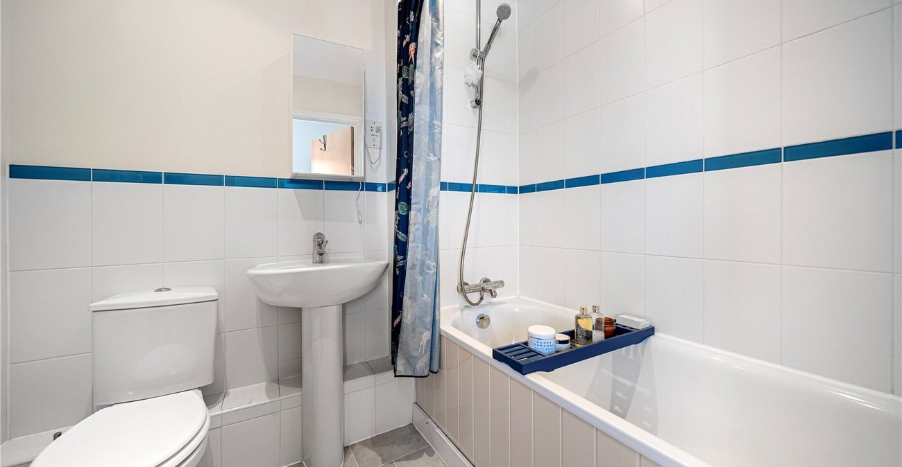 2 bedroom property for sale in Greenhithe | Robinson Jackson