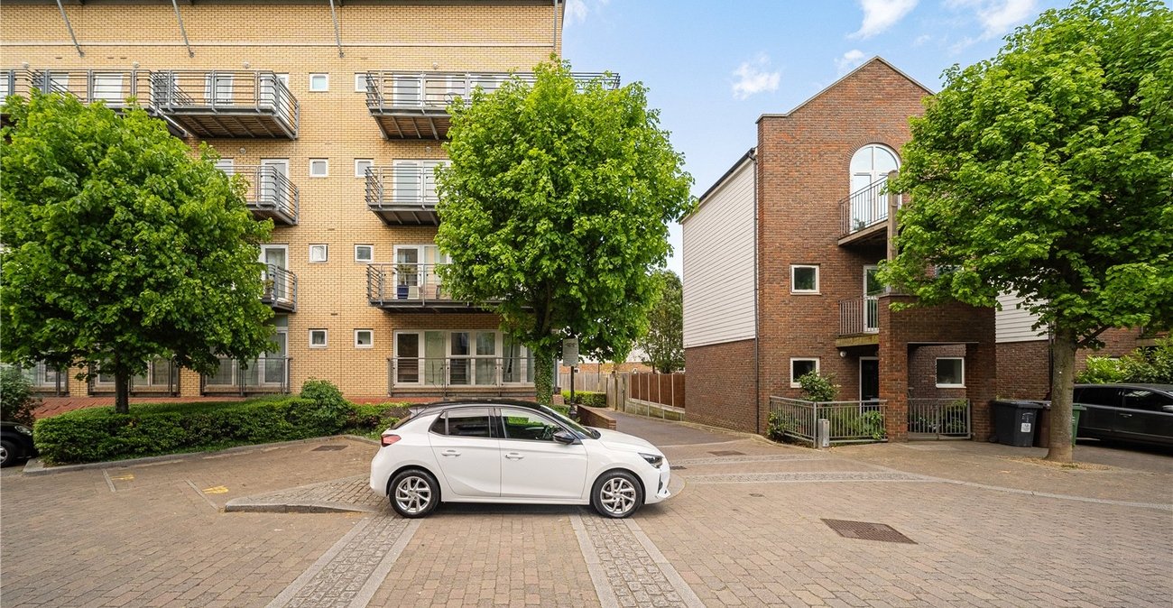 2 bedroom property for sale in Greenhithe | Robinson Jackson