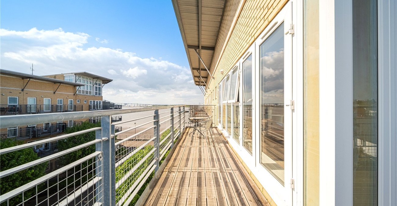 2 bedroom property for sale in Greenhithe | Robinson Jackson