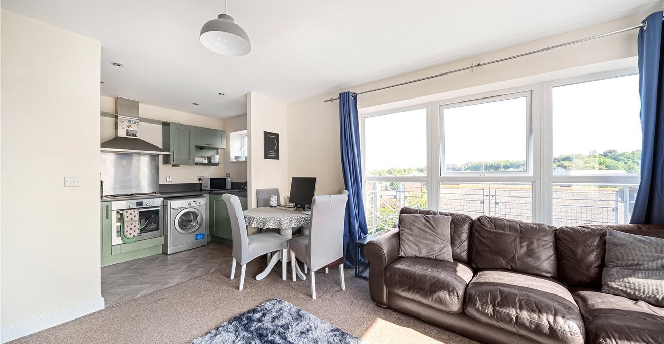 2 bedroom property for sale in Greenhithe | Robinson Jackson