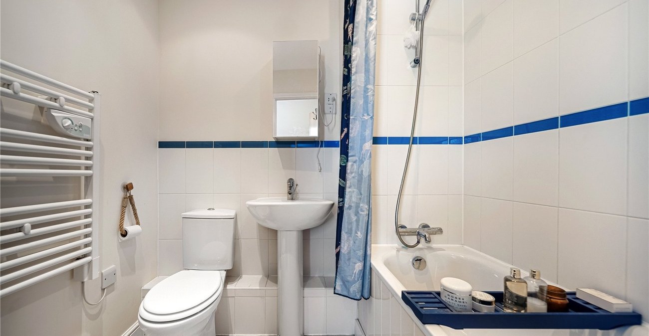 2 bedroom property for sale in Greenhithe | Robinson Jackson