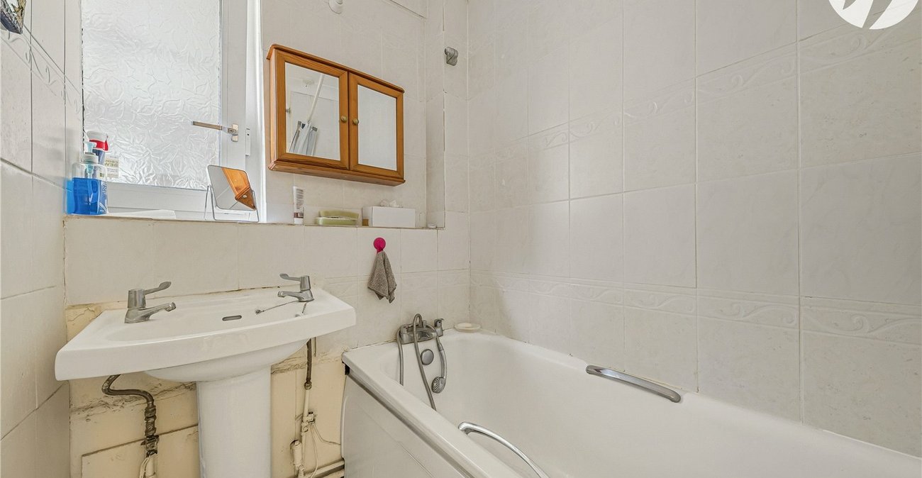 2 bedroom property for sale in London | Robinson Jackson