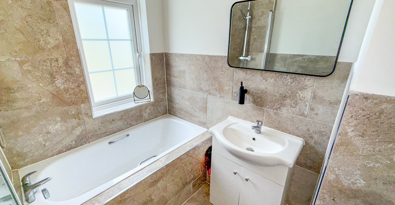 3 bedroom house for sale in London | Robinson Jackson