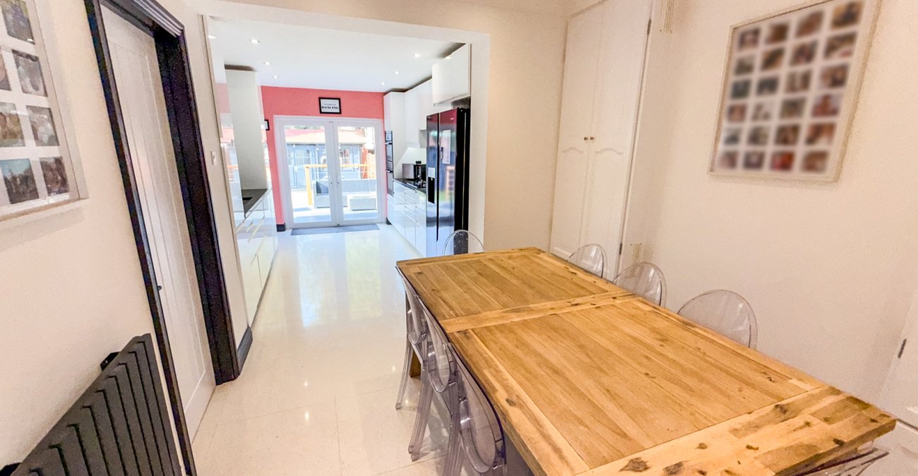 3 bedroom house for sale in London | Robinson Jackson