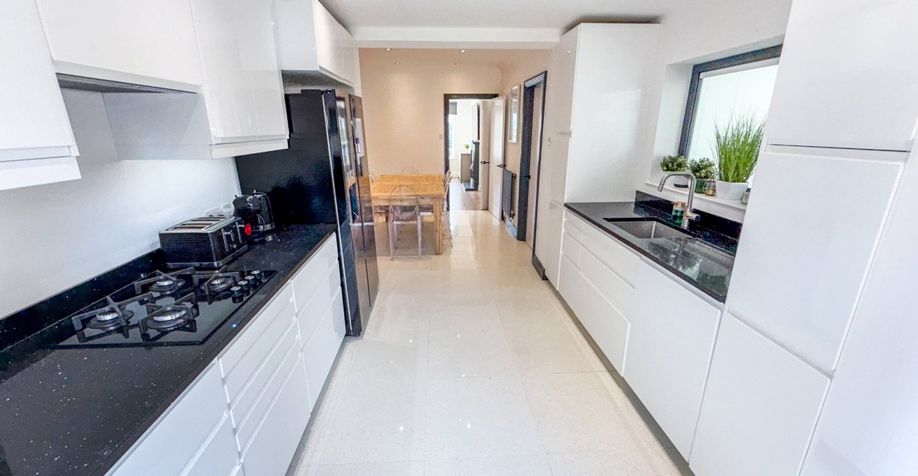 3 bedroom house for sale in London | Robinson Jackson