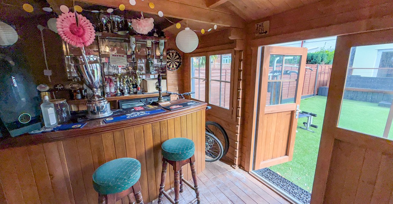 3 bedroom house for sale in London | Robinson Jackson