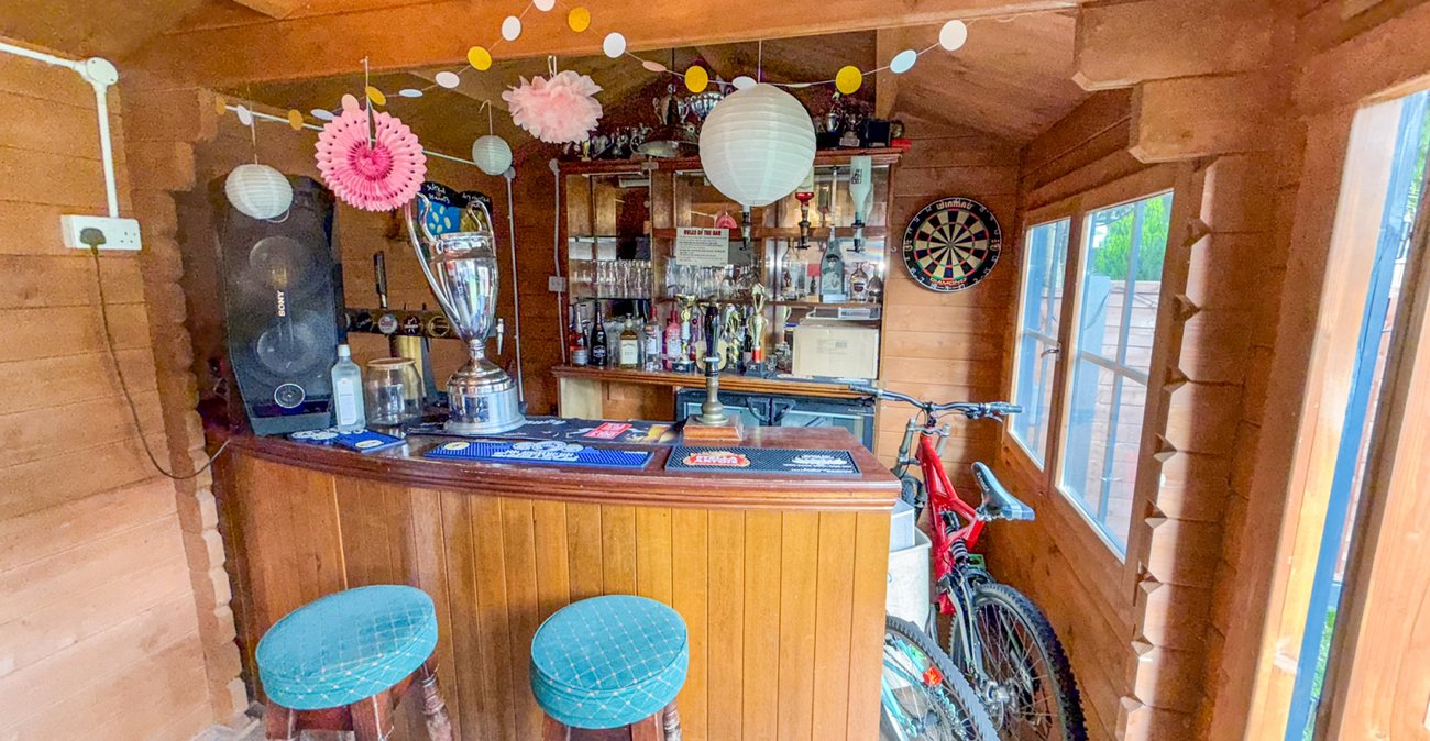 3 bedroom house for sale in London | Robinson Jackson