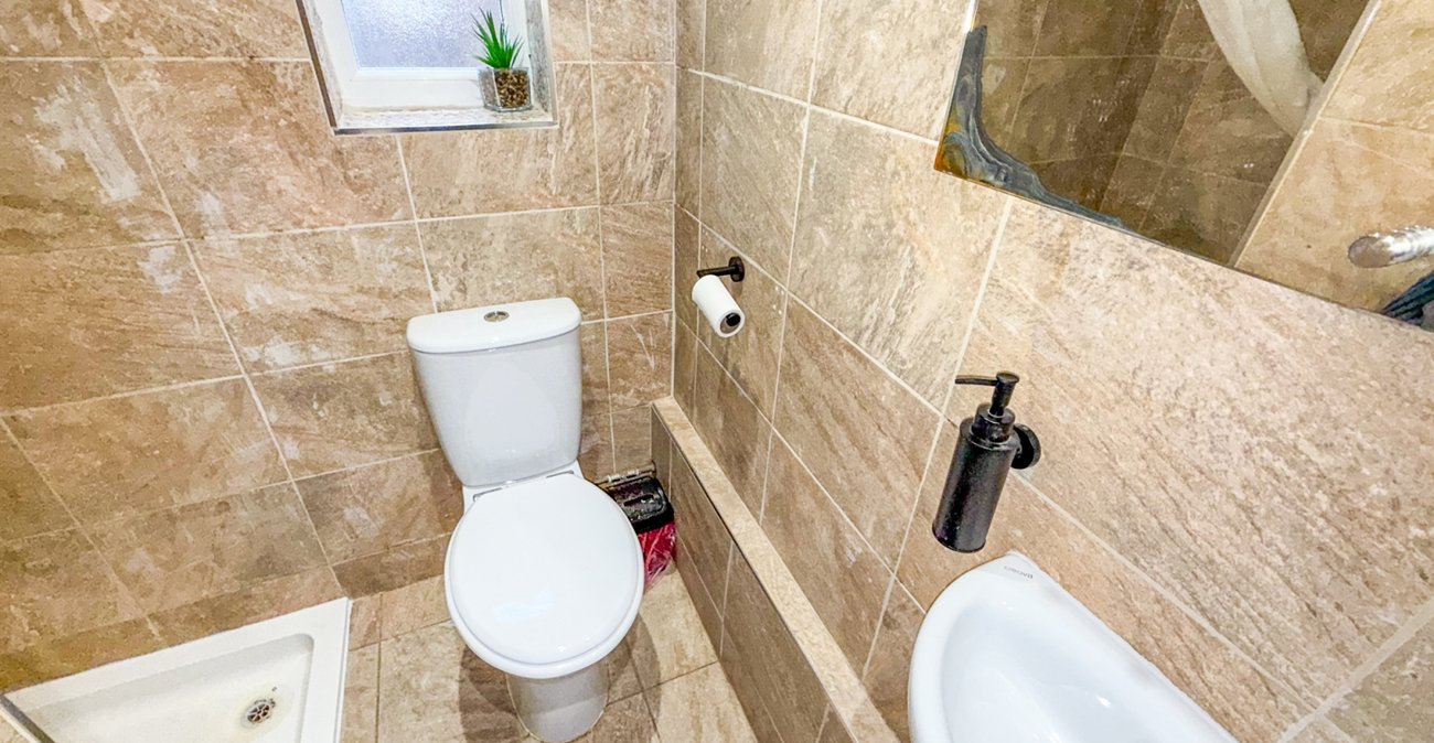 3 bedroom house for sale in London | Robinson Jackson