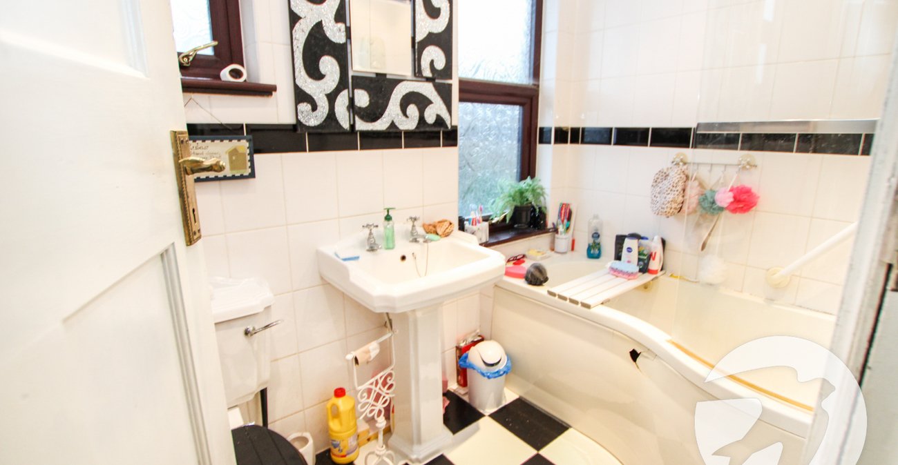 3 bedroom house for sale in London | Robinson Jackson