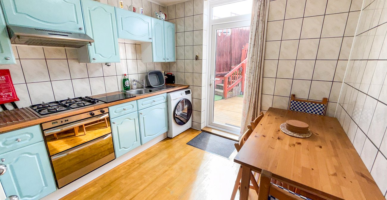 3 bedroom house for sale in London | Robinson Jackson