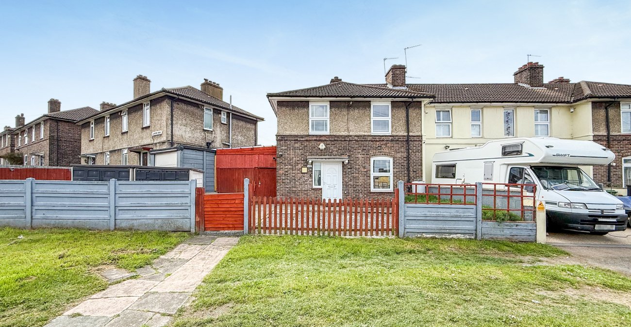 3 bedroom house for sale in London | Robinson Jackson