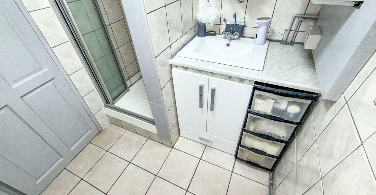 3 bedroom house for sale in London | Robinson Jackson