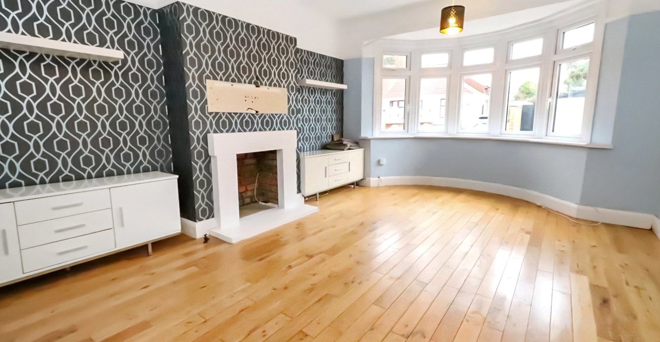 3 bedroom bungalow for sale in London | Robinson Jackson
