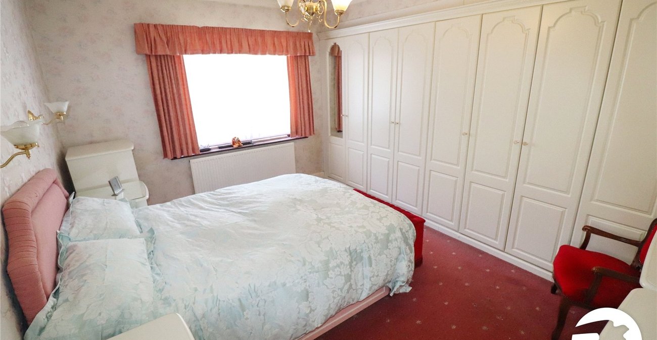 2 bedroom bungalow for sale in London | Robinson Jackson
