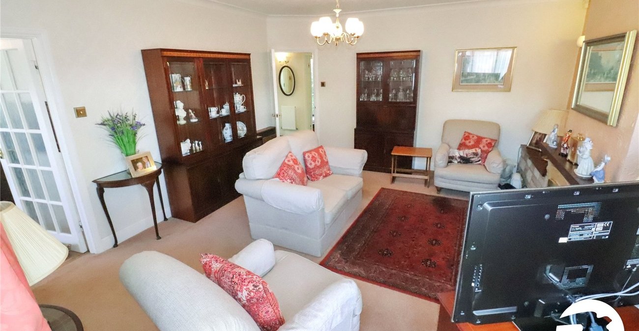 2 bedroom bungalow for sale in London | Robinson Jackson