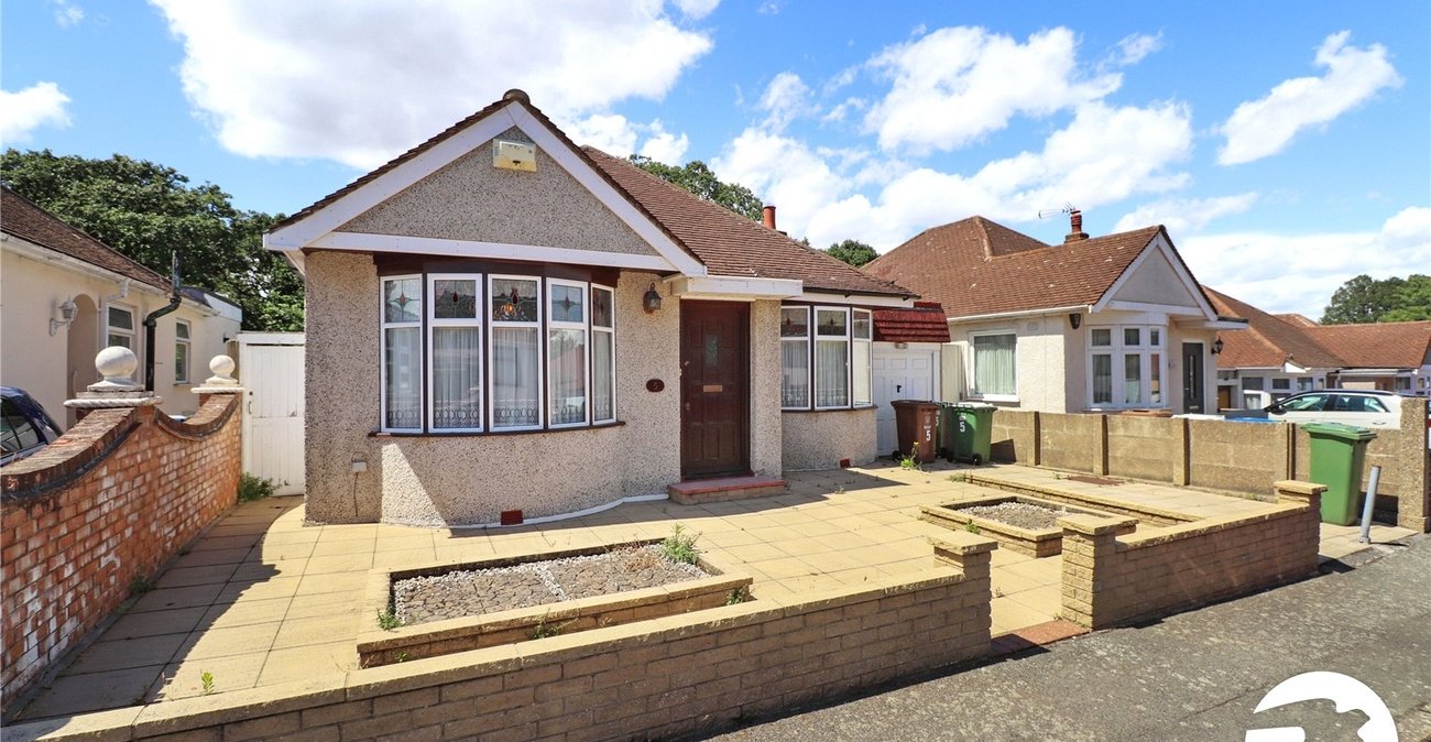 2 bedroom bungalow for sale in London | Robinson Jackson