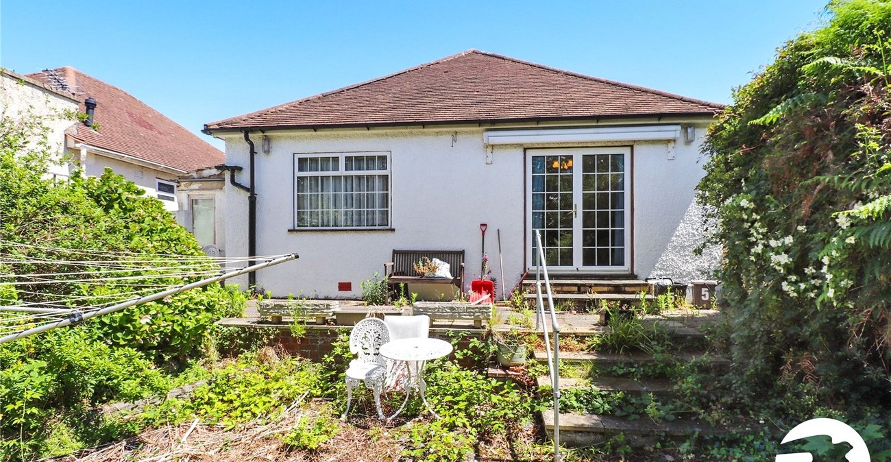 2 bedroom bungalow for sale in London | Robinson Jackson