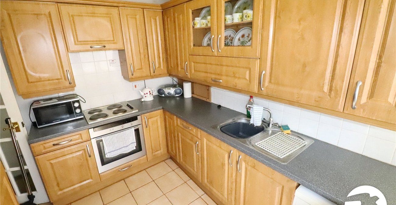 2 bedroom bungalow for sale in London | Robinson Jackson