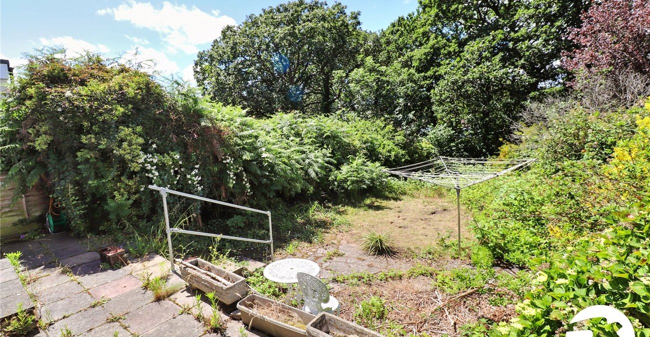 2 bedroom bungalow for sale in London | Robinson Jackson
