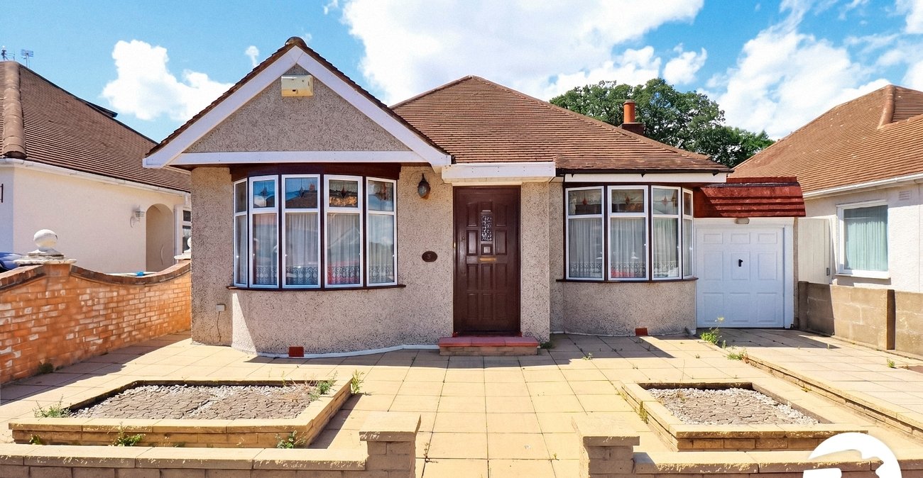 2 bedroom bungalow for sale in London | Robinson Jackson