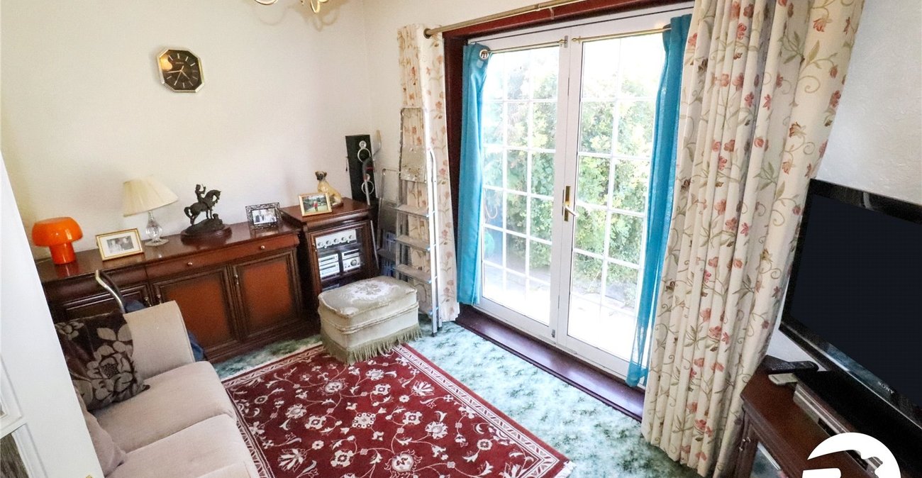 2 bedroom bungalow for sale in London | Robinson Jackson