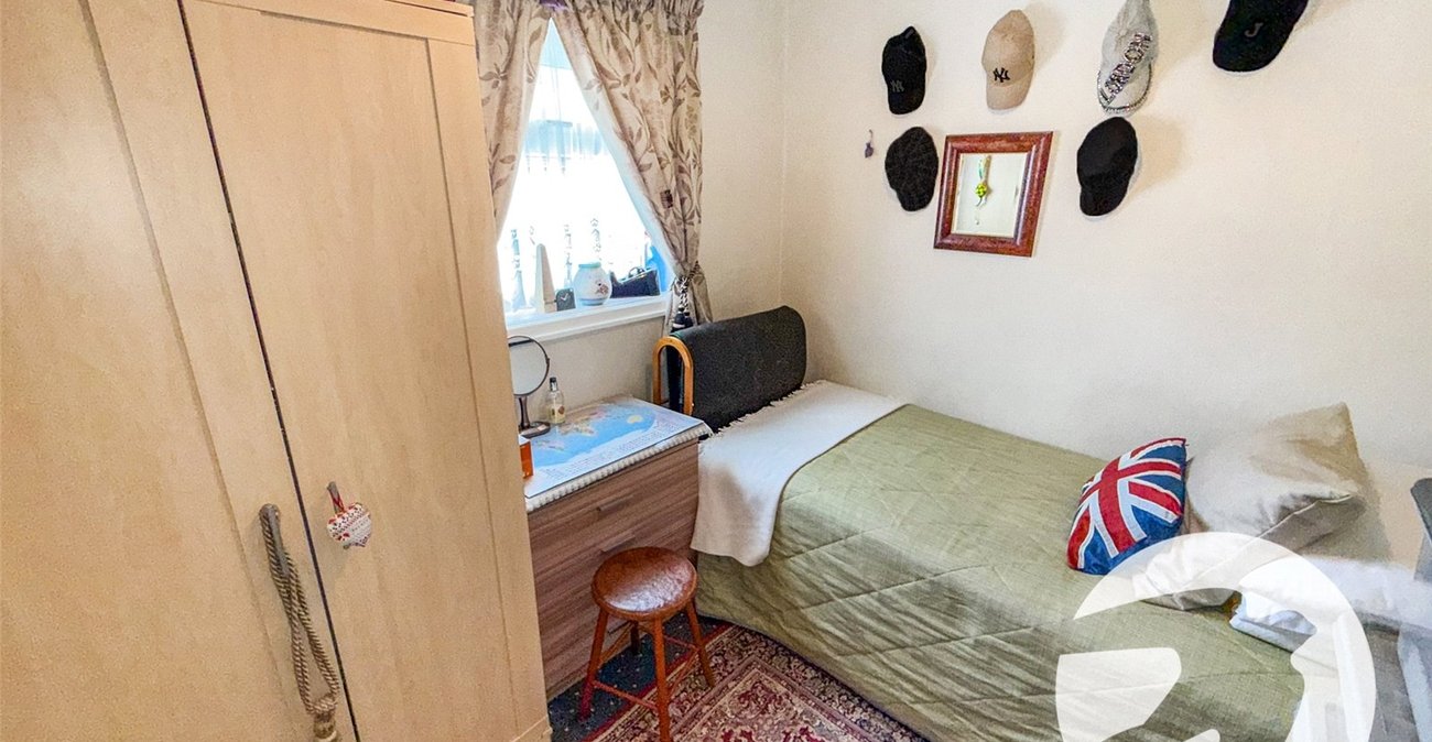 3 bedroom house for sale in London | Robinson Jackson