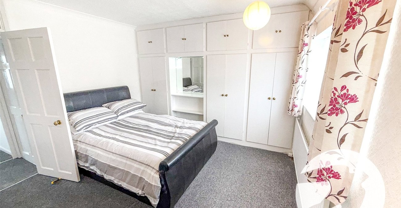 3 bedroom house for sale in London | Robinson Jackson