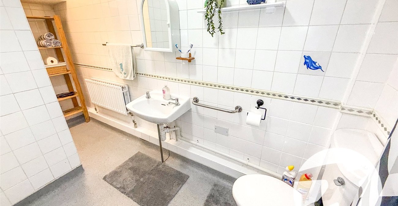 3 bedroom house for sale in London | Robinson Jackson