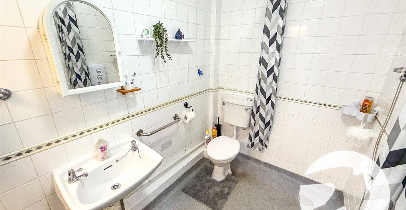 3 bedroom house for sale in London | Robinson Jackson