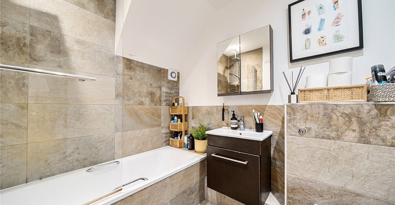 2 bedroom property for sale in London | Robinson Jackson