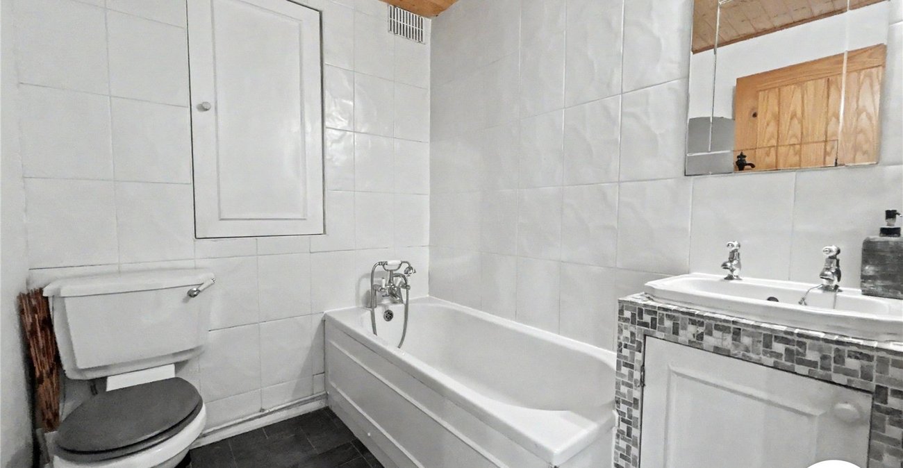 3 bedroom bungalow for sale in Sidcup | Robinson Jackson