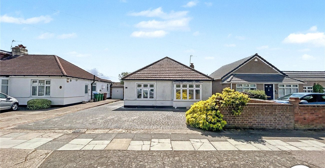 3 bedroom bungalow for sale in Sidcup | Robinson Jackson