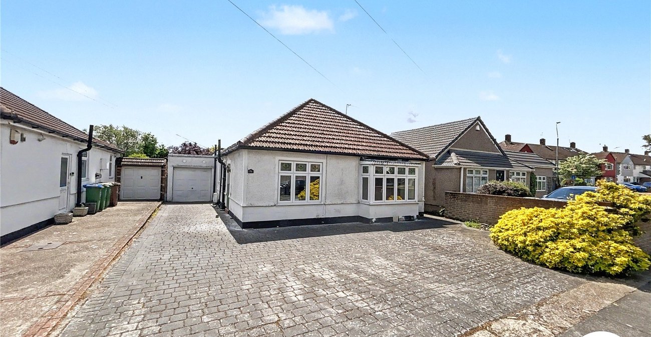 3 bedroom bungalow for sale in Sidcup | Robinson Jackson