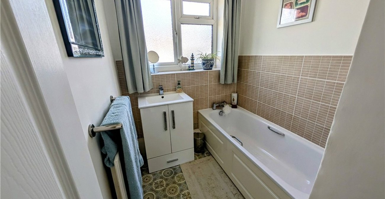 2 bedroom bungalow for sale in Orpington | Robinson Jackson