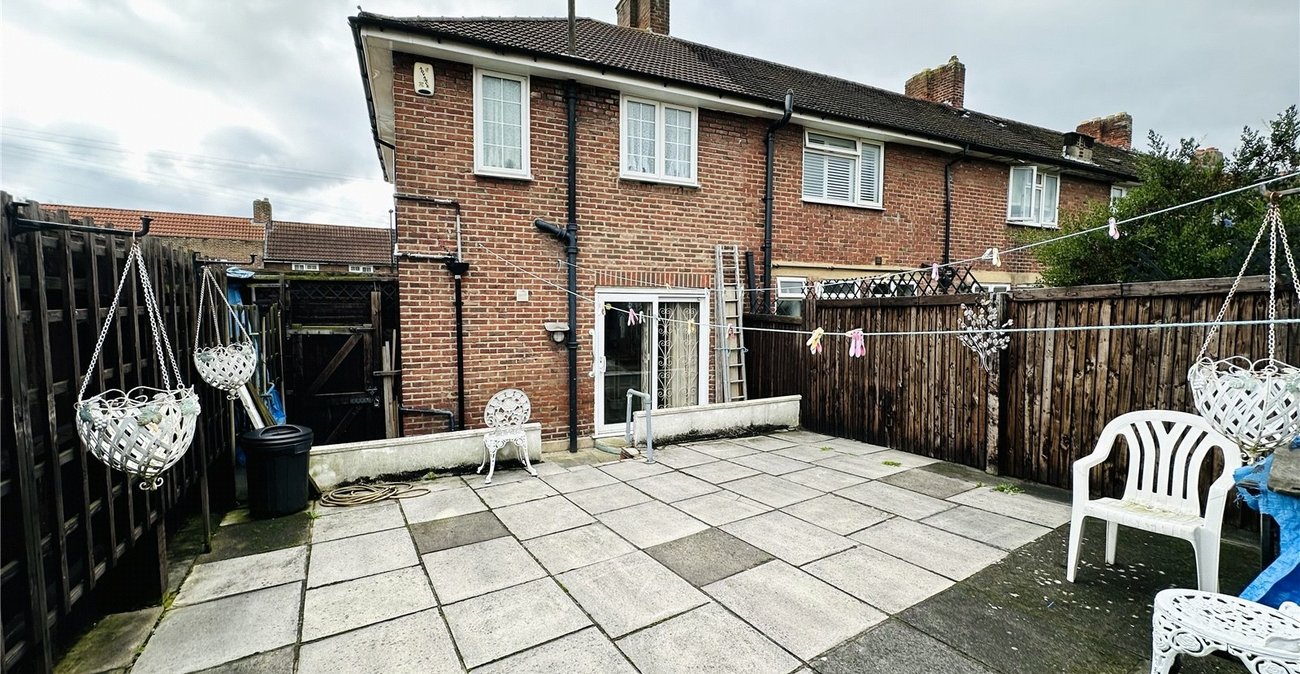 2 bedroom house for sale in Bromley | Robinson Jackson