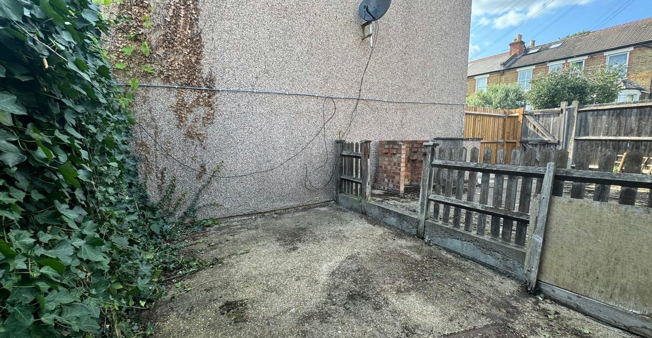 2 bedroom property for sale in London | Robinson Jackson