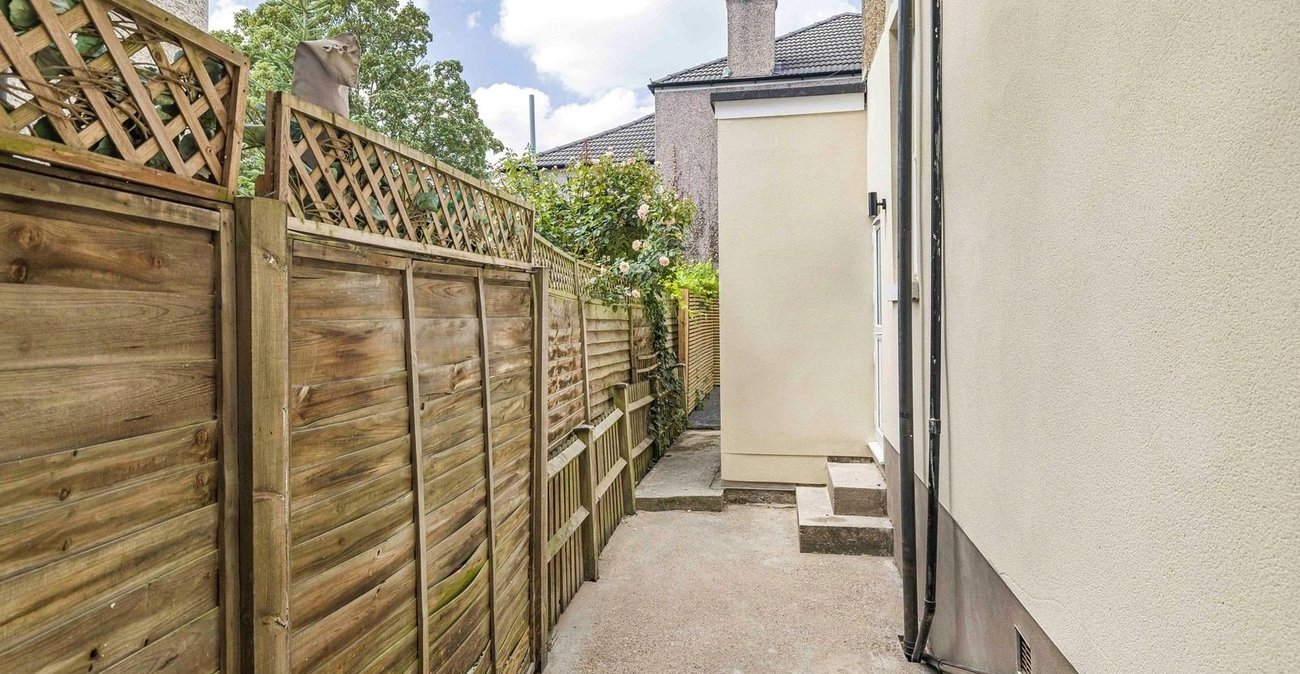 2 bedroom property for sale in London | Robinson Jackson