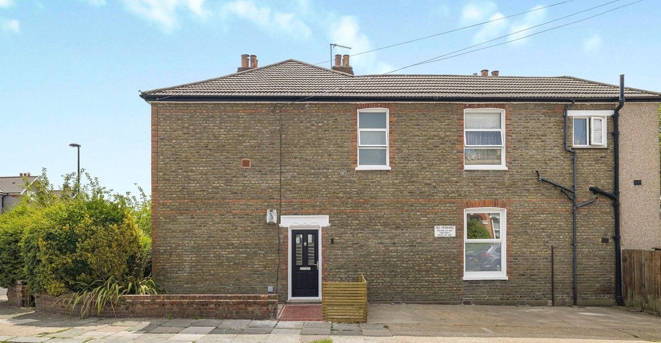 2 bedroom property for sale in London | Robinson Jackson