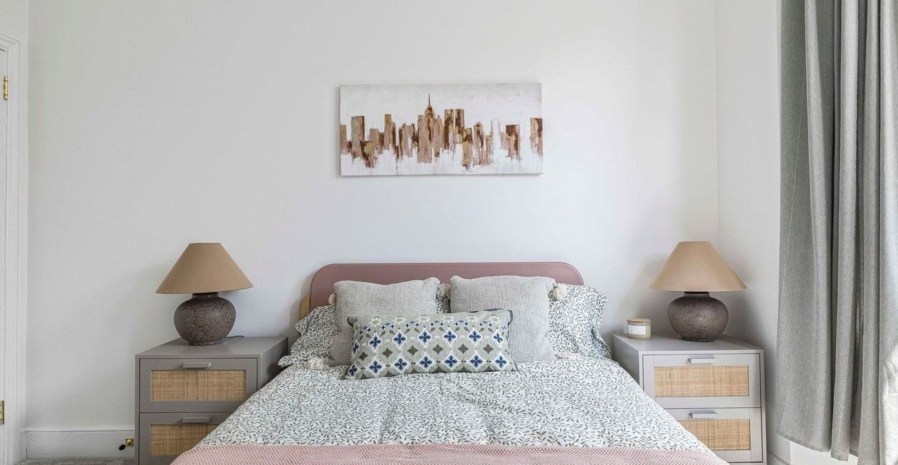 2 bedroom property for sale in London | Robinson Jackson