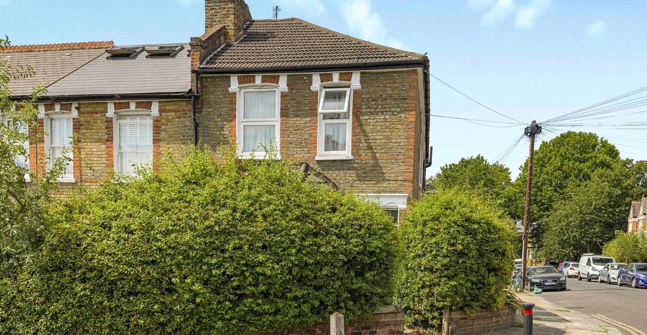 2 bedroom property for sale in London | Robinson Jackson