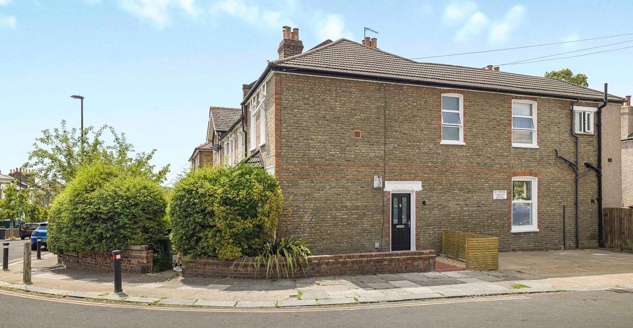 2 bedroom property for sale in London | Robinson Jackson