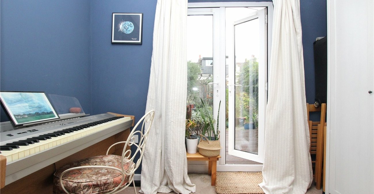 1 bedroom property for sale in Plumstead Common | Robinson Jackson