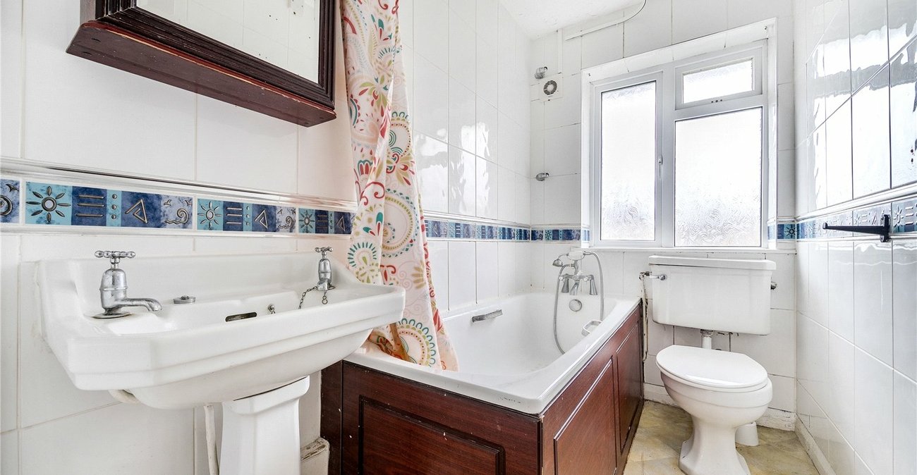 2 bedroom property for sale in London | Robinson Jackson