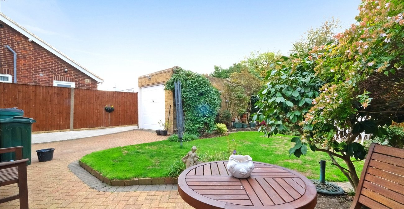 4 bedroom bungalow for sale in Swanscombe | Robinson Jackson