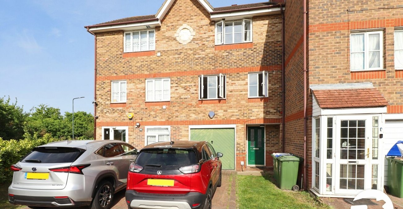 4 bedroom property for sale in London | Robinson Jackson