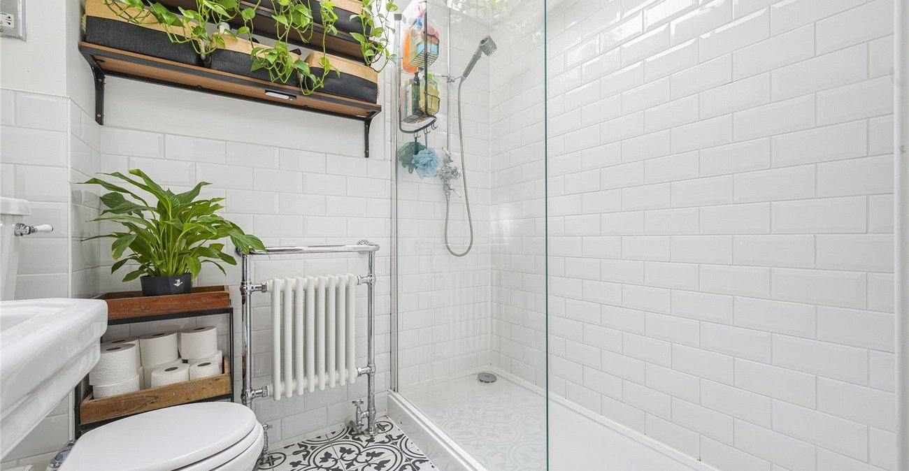 2 bedroom property for sale in Greenhithe | Robinson Jackson