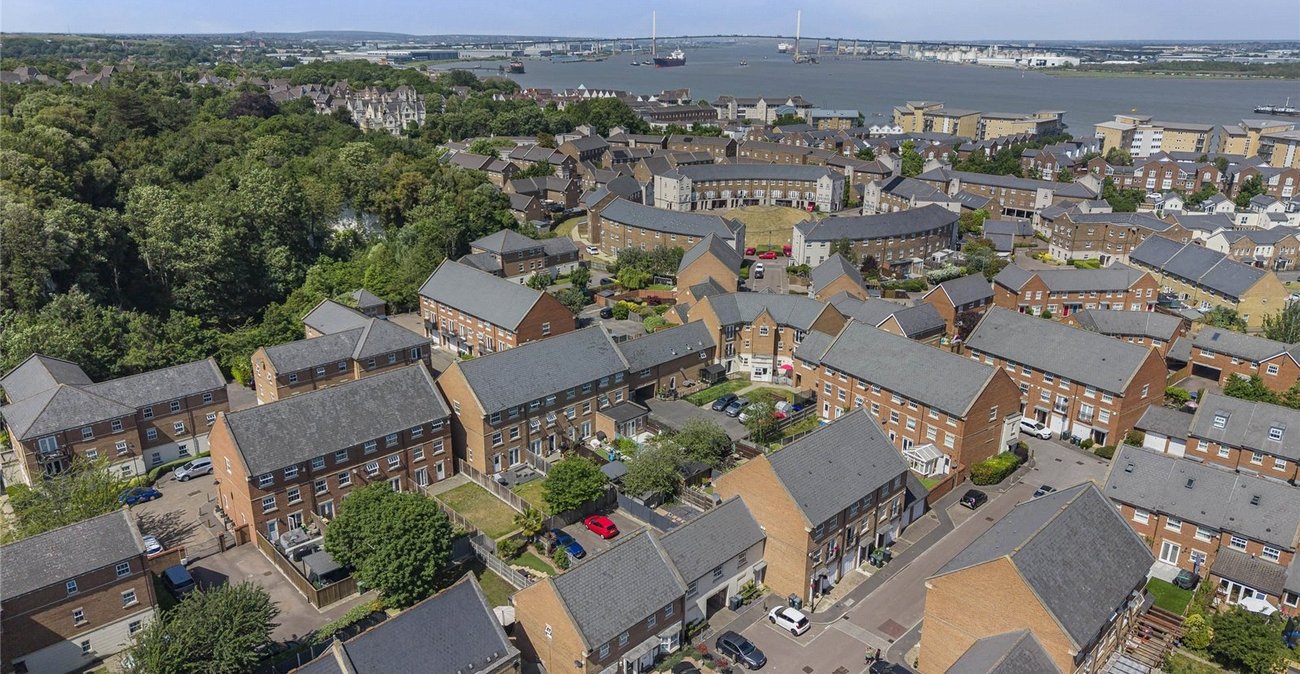 2 bedroom property for sale in Greenhithe | Robinson Jackson