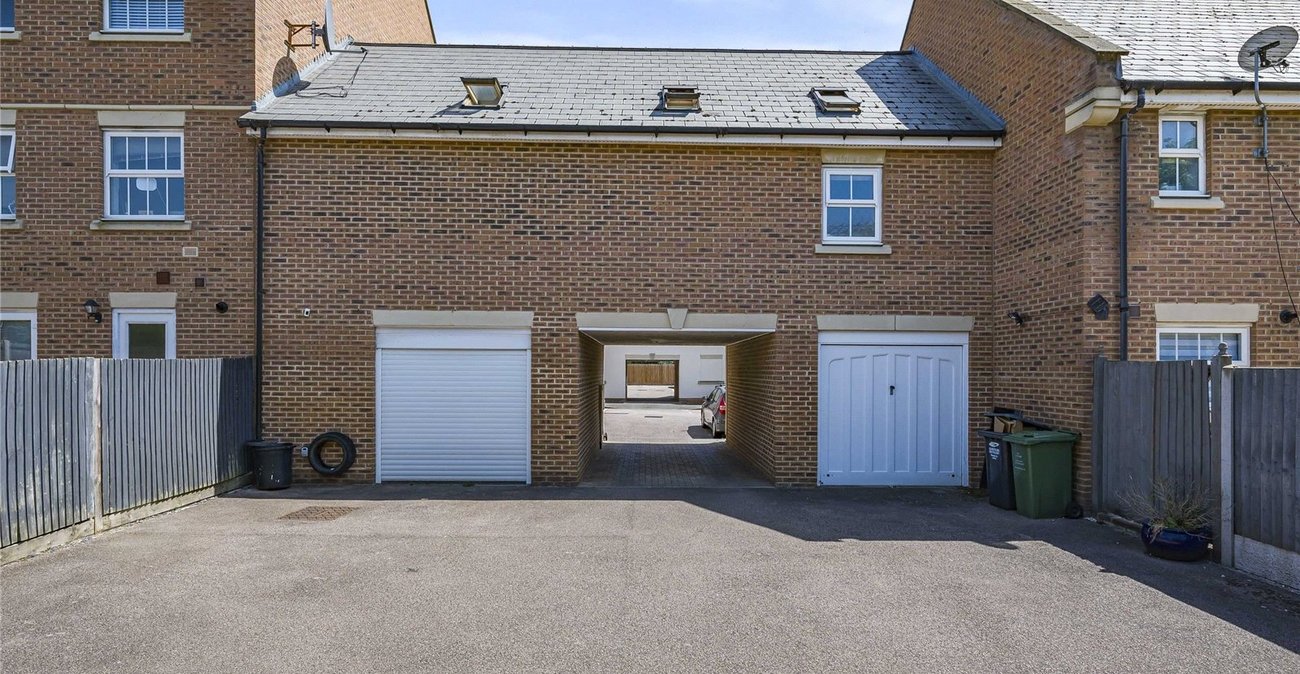 2 bedroom property for sale in Greenhithe | Robinson Jackson